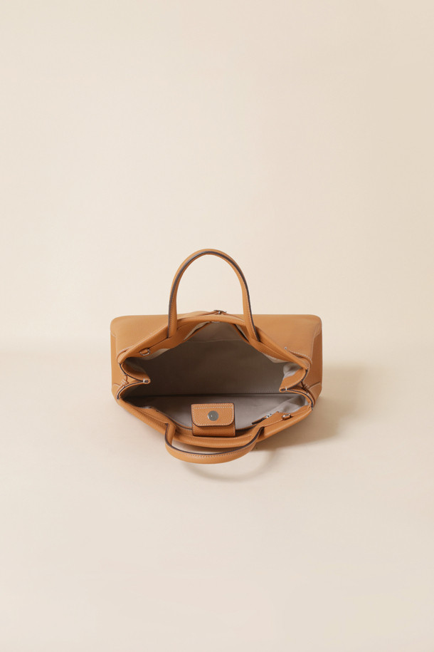 세련된 Adele 토트 36은 브라운과 카멜 두 가지 색상으로 출시된 여성용 토트백입니다. 가죽 소재로 제작되어 고급스러운 느낌을 주며, 미디엄 사이즈로 실용성을 더했습니다. 사각형 디자인에 지퍼형 잠금 방식으로 소지품을 안전하게 보관할 수 있습니다. 숄더 스트랩이 있어 숄더백으로도 활용 가능하며, 오피스룩, 비즈니스 캐주얼, 모임룩 등 다양한 TPO에 잘 어울립니다. 클래식, 미니멀, 시크 스타일을 즐겨 입는 여성에게 추천합니다.
