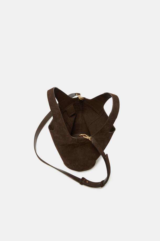 세련된 무드를 연출하는 '티베리 토트 17 스웨이드' 입니다. 부드러운 스웨이드 소재와 브라운 컬러가 만나 고급스러운 분위기를 자아냅니다. 미디엄 사이즈의 반원 모양 토트백으로, 숄더 스트랩이 있어 크로스바디 스타일로도 연출 가능합니다. 오픈형 잠금 방식을 채택하여 편리하게 소지품을 꺼낼 수 있으며, 데이트룩, 모임룩, 출근룩 등 다양한 TPO에 활용 가능합니다. 클래식, 미니멀, 시크 스타일을 즐겨 입는 여성분들께 추천합니다.
