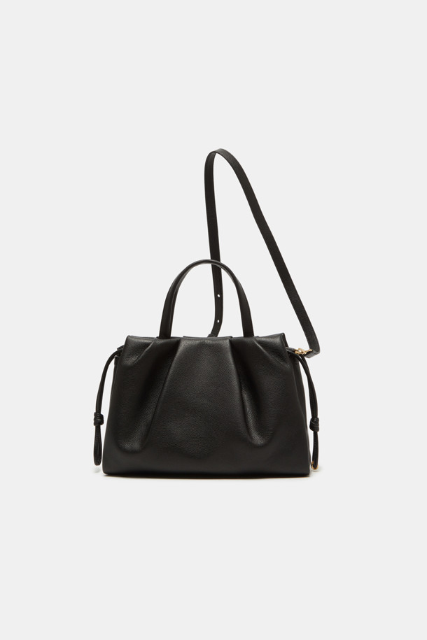 세련된 여성의 일상과 특별한 날을 빛내줄 비아 토트 32 토트백입니다. 부드러운 소가죽 소재에 엠보싱 패턴을 더해 고급스러운 느낌을 선사하며, 플리츠와 스크류 디테일로 포인트를 주어 클래식하면서도 시크한 매력을 강조합니다. 2-way 스타일로 숄더 스트랩 탈부착 및 조절이 가능하여 출근룩, 오피스룩, 모임룩 등 다양한 TPO에 맞춰 활용할 수 있습니다. 내부에는 지퍼 포켓 1개와 오픈 포켓 1개가 있어 실용적인 수납이 가능하며, 미디엄 사이즈로 데일리 아이템을 넉넉하게 수납할 수 있습니다. 골드와 실버 하드웨어, 사각 모양에 마그네틱형 잠금 방식으로 편리함까지 더했습니다.
