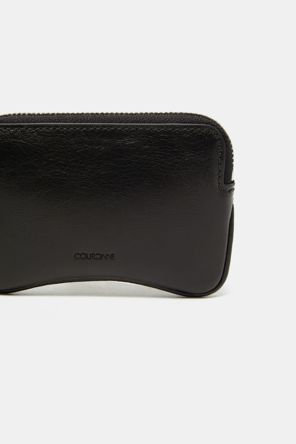 이브르 미니 카드는 크림, 실버 두 가지 컬러로 출시된 소가죽 소재의 미니 카드지갑입니다. 곡선형 디자인에 주름 패턴이 돋보이며, 메달 장식이 포인트를 더합니다. 내부에는 오른쪽 포켓 1개와 메인 수납공간 1개가 있어 키, 동전, 카드 등을 넉넉하게 수납할 수 있습니다. 데이트룩, 카페룩, 쇼핑룩 등 다양한 TPO에 잘 어울리며, 클래식, 미니멀, 시크 스타일을 즐기는 분들께 추천합니다. 이브르 미니 카드는 지갑 또는 가방 참으로 활용 가능하여 실용성을 높였습니다.
