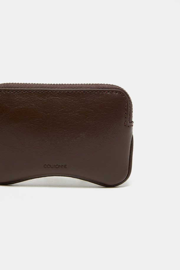 아이브레스 미니 카드입니다. 부드러운 소가죽 소재의 곡선형 카드지갑으로, 크림색 컬러와 실버 메달 장식이 특징입니다. 내부에는 우측 포켓 1개와 메인 수납공간 1개가 있어 수납력을 높였습니다. 미니멀하고 시크한 디자인으로 데이트룩, 쇼핑룩, 카페룩 등 다양한 스타일에 활용 가능하며, 지갑 또는 백참으로도 사용할 수 있습니다. 여성 고객을 위한 필수 아이템입니다.
