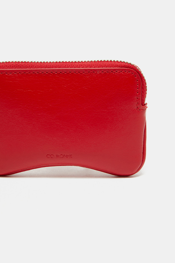 ## Ivresse(이베르스) 미니 카드

Ivresse(이베르스) 미니 카드는 곡선형 실루엣의 미니 사이즈 카드지갑입니다. 부드러운 소가죽 소재에 크림 컬러로 제작되어 클래식하고 시크한 스타일을 연출합니다. 메달 디자인과 실버 하드웨어 장식이 포인트이며, 키, 동전, 카드를 수납할 수 있습니다. 데이트룩, 쇼핑룩, 카페룩 등 다양한 TPO에 활용 가능하며 백참으로도 사용 가능한 실용적인 아이템입니다. 심플한 디자인과 타임리스 시크함을 담아 소장 가치를 높였습니다.
