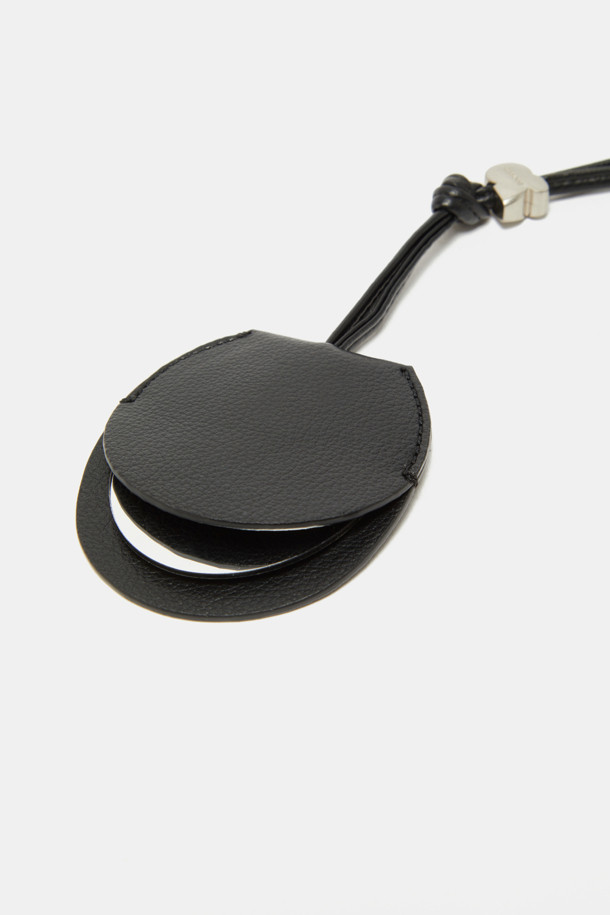 듀 미러 참은 매트 실버 컬러의 미니멀한 스타일을 추구하는 공용 참 장식입니다. 합성가죽과 금속 소재로 제작되었으며, 심플하고 시대를 초월하는 디자인이 특징입니다. 듀 미러 참은 생활 방수 기능과 함께 경량성을 갖춰 가방에 부착하여 사용하기 편리합니다. 내장된 미러는 독립형 손거울로 활용 가능하여, 일상생활에서 실용성을 더합니다.
