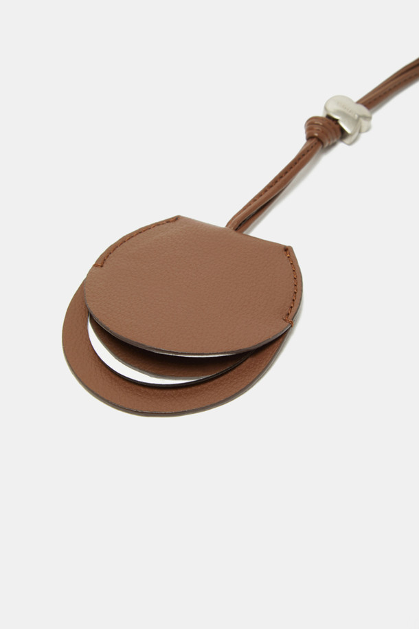 듀 미러 참은 매트 실버 컬러의 미니멀한 디자인이 돋보이는 미러참입니다. 합성가죽 소재로 제작되어 가볍고 여름철에도 쾌적하게 착용할 수 있습니다. 가방에 부착하여 간편하게 휴대할 수 있으며, 독립형 손거울 기능으로 언제 어디서든 편리하게 사용할 수 있습니다. 방수 및 오염 방지 기능으로 우천 시에도 관리가 용이하며, 캐주얼, 시크 스타일의 다양한 룩에 포인트 아이템으로 활용하기 좋습니다. 동네 마실룩, 쇼핑룩, 카페룩 등 TPO에 구애받지 않고 폭넓게 매치할 수 있습니다.
