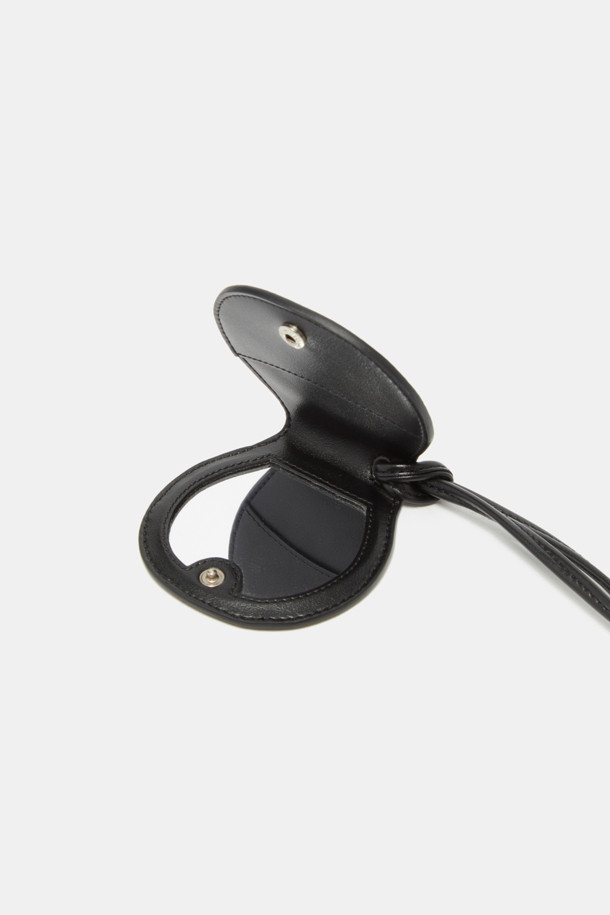 Billo(빌로) 미러 브러쉬 참은 부드러운 스웨이드 터치감과 은은한 광택이 돋보이는 합성가죽 소재의 미니 사이즈 참/키링입니다. 원형 디자인에 거울과 브러쉬가 달려 실용성을 더하며, 유려한 곡선 라인이 돋보입니다. 가방에 포인트를 더하거나 목걸이로 활용 가능하며, 긴 끈이 포함되어 있습니다. 물이나 오염물 침투를 방지하며, 일반 레더 소재보다 가볍게 제작되었습니다. 클래식, 미니멀, 캐주얼 스타일의 데이트룩, 쇼핑룩, 카페룩에 잘 어울립니다.
