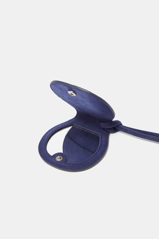 Billo(빌로) 미러 브러쉬 참은 가방에 포인트를 더해주는 액세서리입니다. 부드러운 스웨이드 터치감과 은은한 광택감을 선사하며, 내부에는 거울과 브라운 원형 빗이 내장되어 실용성을 높였습니다. 긴 끈이 포함되어 목걸이처럼 착용하거나 가방 참으로 활용 가능하며, 데이트룩, 쇼핑룩, 여행룩 등 다양한 TPO에 미니멀, 캐주얼, 클래식 스타일로 연출하기 좋습니다. 합성가죽 소재로 일반 레더보다 가볍고, 여름철에도 부담 없이 사용할 수 있으며, 물이나 오염물 침투를 막아 장마철에도 관리가 용이합니다.
