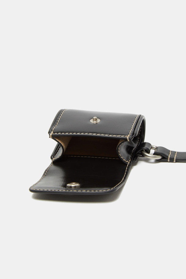 버튼이 에어팟 케이스는 심플한 디자인과 실용성을 갖춘 에어팟 케이스입니다. 사각형 디자인에 블랙 컬러의 합성가죽 소재로 제작되어 미니멀하고 클래식한 스타일을 연출합니다. 스냅형 잠금 방식으로 에어팟을 안전하게 보호하며, 방수 기능과 경량 설계로 휴대성이 뛰어납니다. 에어팟 전 세대 및 갤럭시 버즈 호환이 가능하며, 탈부착 가능한 스트랩으로 편리하게 사용할 수 있습니다. 동네 마실룩, 카페룩, 여행룩 등 다양한 TPO에 활용할 수 있으며, 작은 립스틱 수납도 가능합니다.
