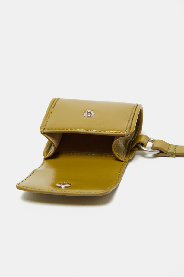 Buttony 에어팟 케이스는 합성가죽 소재의 미니멀한 사각 디자인으로, 동네 마실룩, 카페룩, 여행룩 등 다양한 TPO에 어울립니다. 실버 컬러에 스냅형 잠금 방식으로 편리함을 더했으며, 탈부착 스트랩과 내부 수납공간이 있어 실용적입니다. 모든 에어팟 세대 및 갤럭시 버즈와 호환 가능하며, 작은 립스틱 수납도 가능합니다. 미니멀하고 클래식한 디자인으로 여름 시즌에 특히 적합하며, 관리가 용이합니다.
