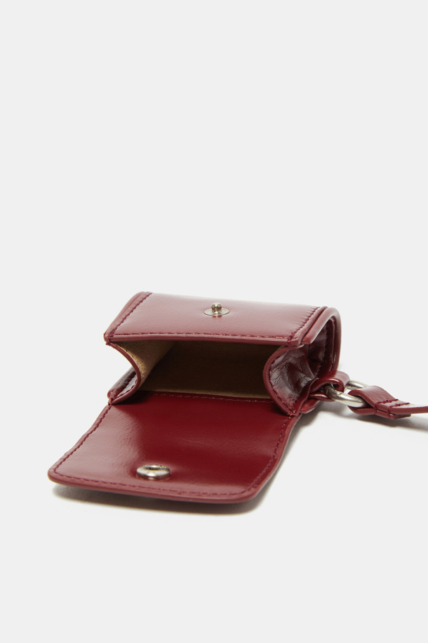 Buttony (버튼이) 에어팟 케이스는 미니멀한 디자인과 세련된 실버 하드웨어의 조화가 돋보이는 제품입니다. 와인 컬러의 부드러운 합성가죽 소재에 탈부착 가능한 스트랩이 더해져 편안한 착용감을 제공합니다. 스냅 잠금 방식으로 에어팟을 안전하게 보호하며, 가벼운 무게감과 얼룩 방지 기능으로 실용성을 높였습니다. 동네 마실룩이나 카페룩과 같은 캐주얼하면서도 클래식한 스타일을 연출하기에 좋습니다. 에어팟 전기종과 호환되어 다양한 사용자에게 적합합니다.
