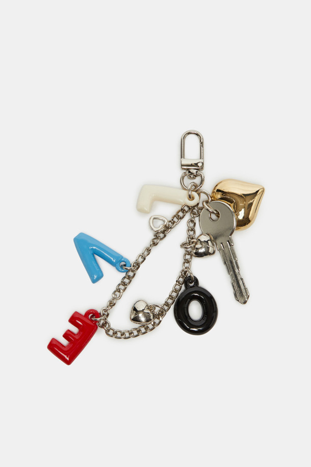 다양한 심볼릭 레터링 디자인이 돋보이는 레터링 참 액세서리입니다. 실버와 멀티컬러 두 가지 색상으로 제공되며, 니켈 소재로 제작되어 내구성이 뛰어납니다. 가방, 지갑 등 다양한 액세서리에 탈부착하여 포인트를 줄 수 있습니다. 'LOVE' 레터링을 포함하여 개성 넘치는 스타일을 연출해보세요. 디자인은 랜덤으로 발송됩니다.
