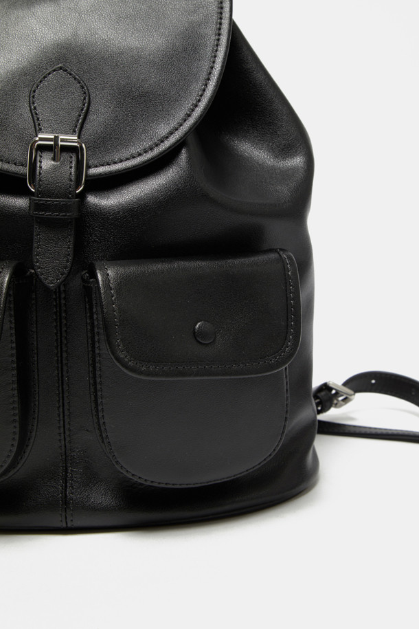 Buttony 백팩 24는 부드러운 소가죽 소재의 여성용 백팩입니다. 24 사이즈로, 플랩 디자인과 버클, 실버 하드웨어 장식이 돋보이며, 사각 모양에 무지 패턴으로 제작되었습니다. 사이즈 조절과 손잡이 기능을 갖췄으며, 부드러운 실루엣과 구조적인 디테일이 특징입니다. 외부 오픈 포켓 2개, 지퍼 포켓 1개, 내부 백패널 포켓 1개, 버튼형 잠금과 조임 끈으로 내용물을 안전하게 보관할 수 있습니다. 오피스룩, 출근룩, 모임룩 등 다양한 TPO에 클래식, 미니멀, 시크한 스타일을 더해줍니다.
