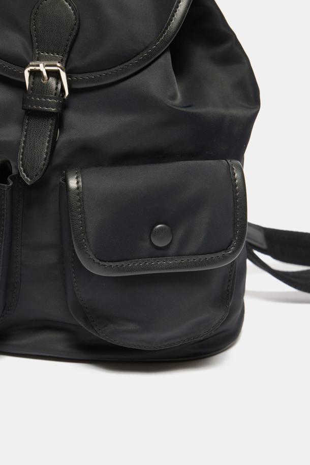 Buttony 백팩 24 나일론은 여성용 가방으로, 미니멀, 클래식, 시크한 스타일을 연출합니다. 부드러운 곡선 실루엣과 구조적 디테일, 자연스러운 볼륨감이 특징이며, 블랙 컬러의 무지 디자인으로 어떤 룩에도 잘 어울립니다. 나일론, 합성가죽, 소가죽 소재가 사용되었으며, 실버 하드웨어와 버클, 버튼 장식이 돋보입니다. 24 사이즈의 사각형 가방으로, 데이트룩, 카페룩, 쇼핑룩에 적합하며, 외부 및 내부 포켓을 갖춰 수납력을 높였습니다.
