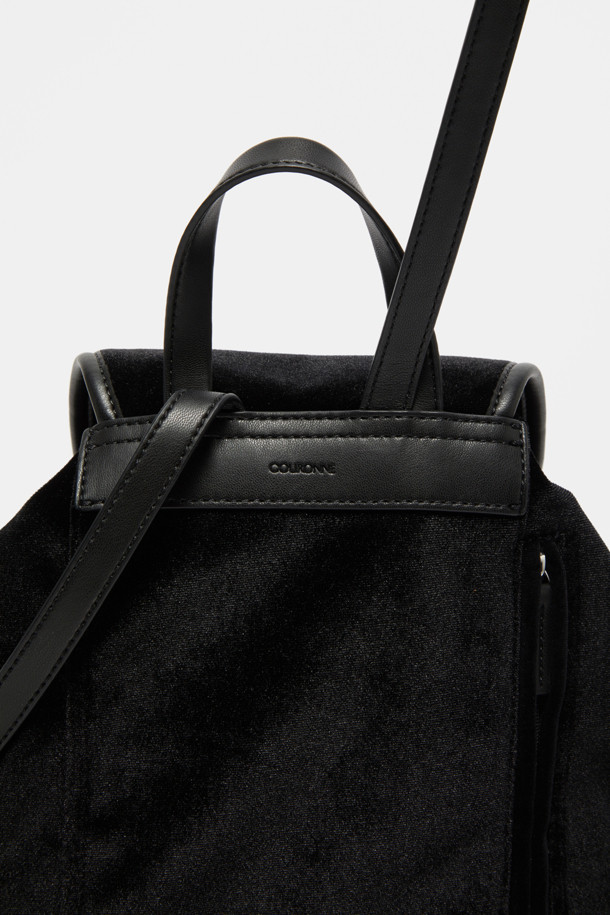 블랙 벨벳 소재의 Buttony 백팩 24 벨벳은 미니멀하고 모던한 스타일을 추구하는 여성들을 위한 백팩입니다. 24 사이즈로, 출근룩과 모임룩 모두에 잘 어울립니다. 사각 디자인에 버튼 디테일이 포인트로 들어가 있으며, 숄더 스트랩으로 편안하게 착용할 수 있습니다. 클래식하고 시크한 스타일을 연출하기 좋으며, 일상생활에서 활용하기 좋은 실용적인 가방입니다.
