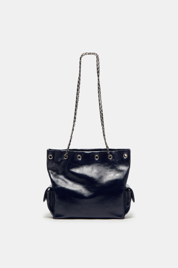 Noa 체인 백팩 29는 여성스러운 매력을 강조하는 미디엄 사이즈 백팩입니다. 부드러운 소가죽 소재와 블랙 컬러, 무지 디자인으로 모던하면서도 시크한 분위기를 연출합니다. 사각 쉐입과 곡선 디자인의 조화가 돋보이며, 체인 장식 디테일이 포인트입니다. 사이즈 조절 가능한 스트랩, 손잡이, 측면 및 내부 포켓, 그리고 11인치 아이패드 수납이 가능하여 실용성을 더했습니다. 컨버터블 스트랩 시스템으로 숄더백과 크로스백으로 활용할 수 있으며, 오피스룩, 모임룩, 데이트룩 등 다양한 TPO에 클래식, 미니멀, 시크 스타일을 연출하기 좋습니다.
