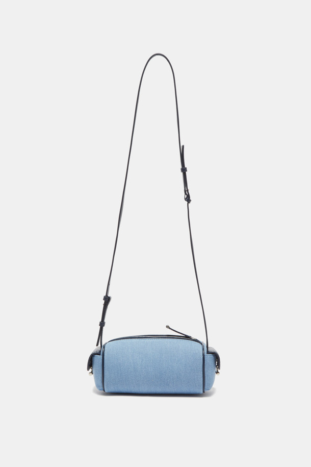 Vive Cross 21 데님 크로스백은 캐주얼, 미니멀 스타일을 즐기는 여성 고객을 위한 가방입니다. 블루 컬러의 데님 소재로 제작되어 튼튼하고, 심플한 디자인이 돋보입니다. 미디엄 사이즈의 원통형 가방으로, 지퍼형 잠금 방식으로 내용물을 안전하게 보관할 수 있습니다. 일상생활에서 간편하게 크로스백으로 활용하여 스타일리시함을 더할 수 있습니다.
