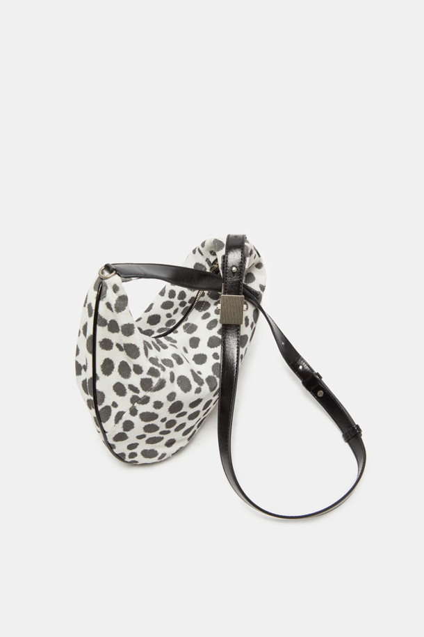 파고레스 크로스 31 밤비는 여성용 크로스백으로, 블랙과 화이트 두 가지 색상으로 만나볼 수 있습니다. 부드러운 가죽 소재에 귀여운 도트 및 애니멀 패턴이 돋보이며, 미디엄 사이즈로 제작되어 실용성을 더했습니다. 사각형 쉐입에 지퍼형 잠금 방식으로 소지품을 안전하게 보관할 수 있으며, 숄더 스트랩으로 편안하게 착용 가능합니다. 데이트룩, 모임룩 등 특별한 날은 물론, 미니멀, 시크 스타일에 맞춰 일상에서도 세련되게 연출할 수 있습니다.
