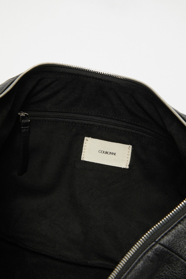 Faugeres Bow Cross 47 (포게르 보우 크로스 47)는 부드러운 소가죽 소재의 미디엄 사이즈 여성용 크로스백입니다. 자연스러운 캐주얼 스타일로, 리본 장식이 돋보이는 사각 쉐입의 디자인이 특징입니다. 숄더백 또는 크로스백으로 활용 가능하며, 2way 착용으로 다양한 연출이 가능합니다. 내부 포켓 1개와 11인치 iPad 수납이 가능하여 실용성을 더했습니다. 데이트룩 또는 쇼핑룩에 잘 어울리며, 미니멀, 캐주얼, 클래식 스타일을 즐기는 분들께 추천합니다.
