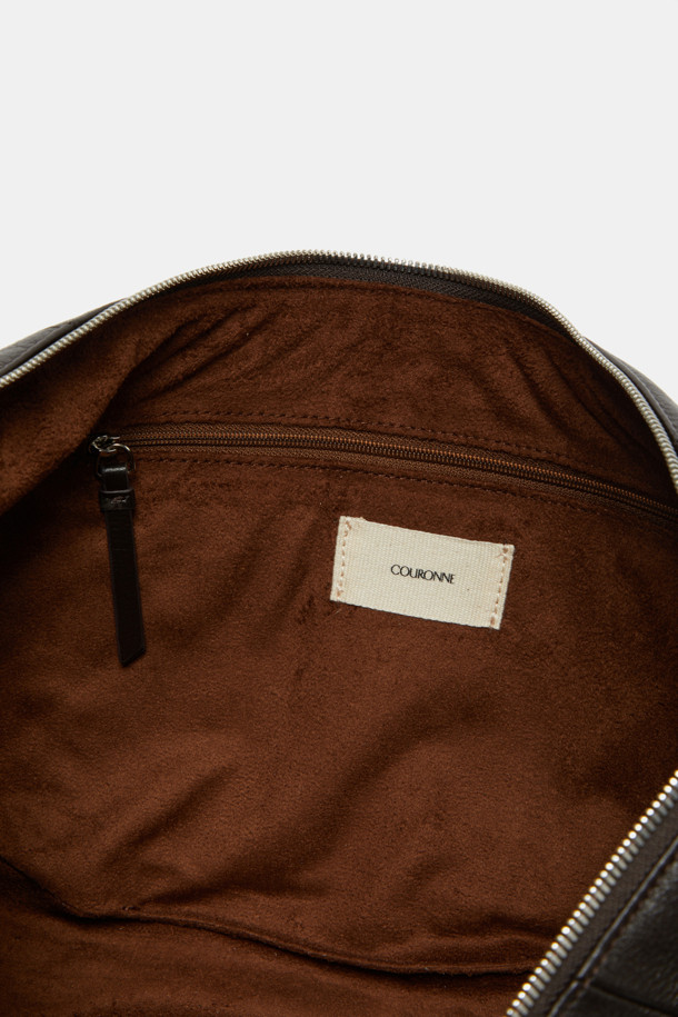 파고레스 보우 크로스 47는 부드러운 소가죽 소재의 미디엄 사이즈 여성 가방입니다. 자연스러운 폴딩 디자인과 리본 장식이 돋보이며, 내추럴 레더톤과 실버 컬러로 출시되었습니다. 숄더 및 크로스 형태로 착용 가능하며, 내부 포켓 1개와 함께 아이패드 11인치, 아이패드 미니, 아이폰, 맥북 프로까지 수납할 수 있어 실용적입니다. 심플하고 캐주얼한 실루엣으로 데이트룩, 쇼핑룩 등 다양한 일상 스타일에 클래식, 미니멀, 캐주얼 무드로 연출할 수 있습니다. 2way 스트랩으로 다양한 스타일을 연출할 수 있으며, 넉넉한 수납공간을 제공합니다.
