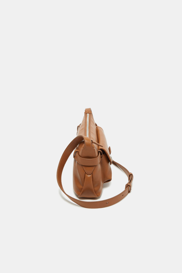 노아 포켓 크로스 31은 세련된 디자인과 실용성을 겸비한 여성용 크로스백입니다. 인조가죽과 면 소재로 제작되어 내구성이 뛰어나며, 블랙, 브라운, 카멜 세 가지 색상으로 출시되었습니다. 미니멀하고 모던한 스타일로, 데이트룩과 쇼핑룩에 잘 어울리며, 2-way 착용이 가능하여 다양한 스타일을 연출할 수 있습니다. 가방 내부에는 지퍼 포켓이 있어 소지품을 안전하게 보관할 수 있으며, 탈부착 가능한 크로스 스트랩과 실버 컬러 하드웨어, 버클 디자인이 특징입니다. 생활 방수 기능으로 갑작스러운 비에도 안심하고 사용할 수 있으며, 실용적인 가로형 사이즈에 편안한 착용감을 제공합니다.
