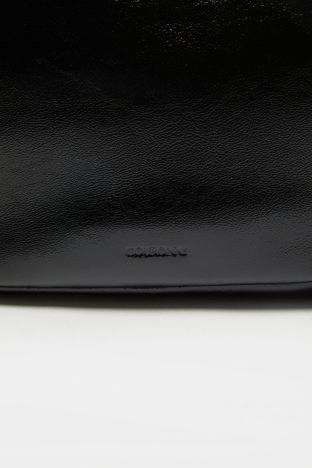 Noa 포켓 크로스 19는 여성스러운 스타일을 돋보이게 해주는 블랙 컬러의 미디엄 사이즈 가죽 크로스백입니다. 유행을 타지 않는 사각 쉐입에 미니멀하고 시크한 디자인으로, 오피스룩, 출근룩, 모임룩 등 다양한 TPO에 활용하기 좋습니다. 숄더 스트랩과 자석형 잠금 방식으로 실용성을 더했으며, 무지 디자인으로 어떤 스타일에도 잘 어울립니다. 가죽 소재 특유의 고급스러운 질감은 클래식한 분위기를 연출합니다. 데일리백으로 활용하기 좋은 아이템입니다.
