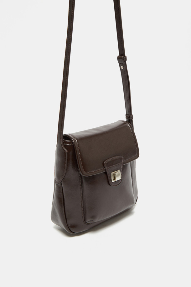 Noa 포켓 크로스 19는 여성스러운 매력을 더해줄 가죽 소재의 미디엄 사이즈 크로스백입니다. 브라운 컬러의 심플한 디자인에 버클 장식으로 포인트를 주어 클래식, 미니멀, 시크 스타일을 연출하기 좋습니다. 숄더 스트랩 탈부착이 가능하여 다양한 스타일로 활용할 수 있으며, 일상, 출근룩, 모임룩, 데이트룩 등 폭넓은 TPO에 잘 어울립니다. 마그네틱형 잠금 방식으로 편리하게 사용할 수 있는 실용적인 가방입니다.
