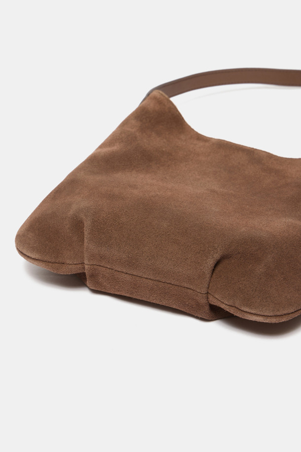 Faugeres 태슬 크로스 23은 부드러운 스웨이드 소재로 제작된 여성용 미디엄 사이즈 크로스백입니다. 캐주얼, 미니멀, 클래식 스타일에 잘 어울리며, 브라운 컬러와 무지 패턴으로 세련된 멋을 더합니다. 반원 형태의 가방 디자인에 태슬 장식이 포인트로 더해져 유니크함을 강조합니다. 지퍼형 잠금 방식으로 소지품을 안전하게 보관할 수 있으며, 숄더 스트랩과 크로스백 스트랩으로 다양한 스타일 연출이 가능합니다. 일상생활에서 편안하게 사용할 수 있는 실용적인 가방입니다.
