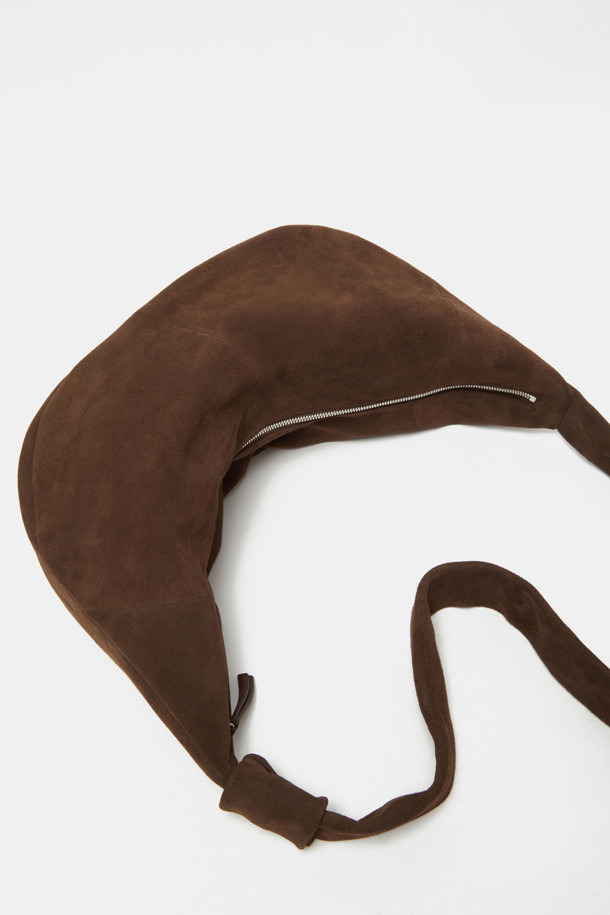 Faugeres Bow Cross 47 Suede (포게르 보우 크로스 47 스웨이드)는 부드러운 터치감의 스웨이드 소재로 제작된 여성용 크로스백입니다. 다크브라운 컬러의 미디엄 사이즈 반원 형태 가방으로, 리본과 메달 지퍼 장식이 돋보입니다. 내부 포켓 1개와 조절 가능한 스트랩이 있어 실용적이며, 11인치 아이패드 수납이 가능합니다. 숄더/크로스 2way 방식으로, 데이트룩이나 카페룩, 클래식, 미니멀, 걸리시 스타일 모두에 잘 어울립니다. 자연스러운 패티나 형성이 특징이며, 수분이나 마찰에 의해 이염될 수 있으니 주의하여 사용하십시오.
