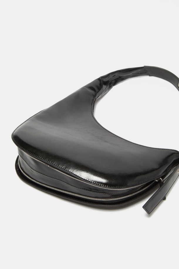 세련된 스타일을 완성해 줄 루나 숄더 29 (Luna Shoulder 29) 숄더백입니다. 부드러운 가죽 소재와 블랙 컬러, 미디엄 사이즈로 제작되어 데일리 가방으로 활용하기 좋습니다. 플랩 디자인과 마그네틱형 잠금 방식으로 실용성을 더했으며, 반원 모양과 버클 장식이 포인트가 되어 클래식, 미니멀, 시크 스타일을 연출하기 좋습니다. 오피스룩, 출근룩, 모임룩 등 다양한 TPO에 매치하여 세련된 스타일을 완성해 보세요.
