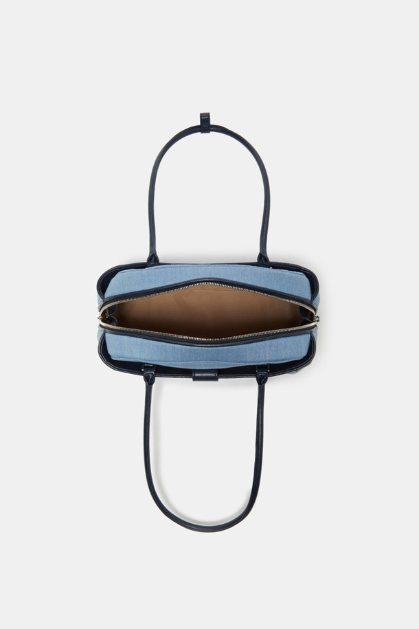 Vive 숄더 33 데님백은 여성 고객을 위한 미디엄 사이즈 숄더백입니다. 데님블루와 네이비 두 가지 색상으로 제공되며, 데님과 합성가죽 소재로 제작되어 캐주얼, 클래식, 미니멀 스타일을 모두 소화합니다. 사각형 쉐입에 지퍼형 잠금 방식으로 내용물을 안전하게 보관하며, 투톤 디자인과 더블 핸들로 포인트를 더했습니다. 데이트룩, 출근룩, 모임룩 등 다양한 TPO에 활용 가능합니다.
