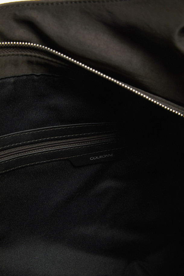 "루나 숄더 44 나일론" 숄더백은 여성 고객을 위해 디자인되었습니다. 브라운과 다크브라운 두 가지 색상으로 제공되며, 심플한 디자인과 무지 패턴이 특징입니다. 라지 사이즈의 반원 형태 가방으로, 지퍼형 잠금 방식으로 내용물을 안전하게 보관할 수 있습니다. 나일론 소재로 제작되어 튼튼하며, 숄더백과 크로스백 두 가지 스타일로 연출 가능하여 출근룩과 모임룩에 모두 잘 어울립니다. 미니멀, 클래식, 캐주얼 스타일을 선호하는 분들께 추천합니다.
