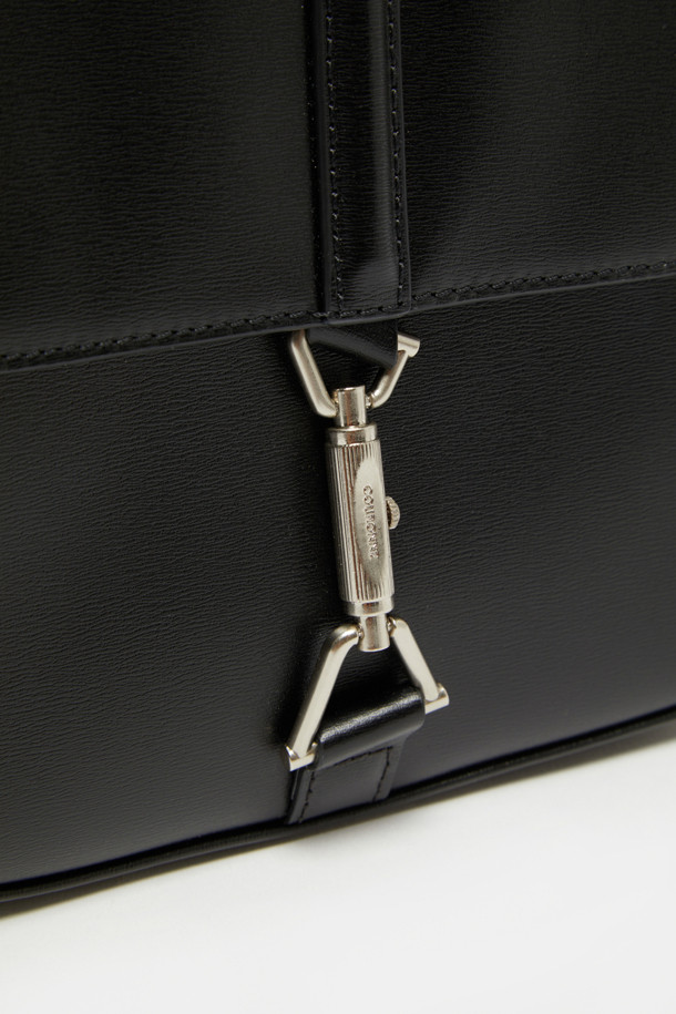 마농 숄더 25는 웨이브 엠보싱 패턴의 소가죽 소재 여성 숄더백입니다. 블랙 컬러로, 데이트룩, 쇼핑룩 등 다양한 TPO에 활용 가능하며, 클래식, 미니멀, 시크 스타일을 연출하기 좋습니다. 가방 전면에는 메달 하드웨어와 비대칭 삼각 링 장식이 더해져 세련된 포인트를 더합니다. 내부에는 앞면 오른쪽 포켓 1개와 뒷면 지퍼 포켓 1개가 있어 수납력을 높였으며, 숄더백, 크로스백, 토트백으로 활용 가능하며 길이 조절이 가능합니다. 실버 컬러 하드웨어로 마감되어 데일리백으로 손색없습니다.
