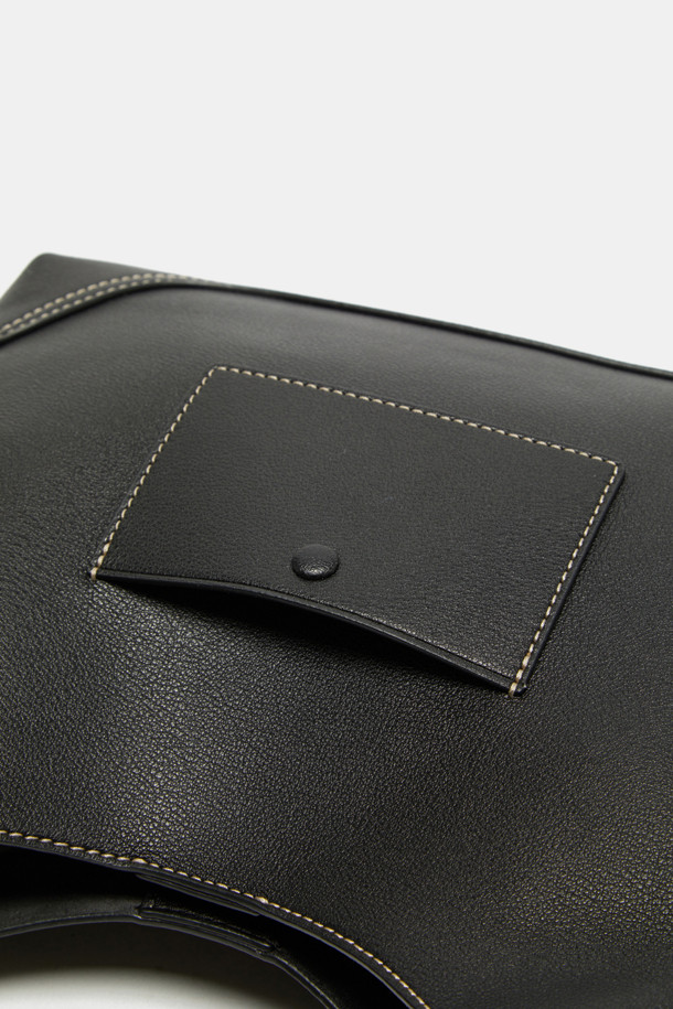 세느 이지 숄더 28은 미디엄 사이즈의 여성 숄더백입니다. 라미네이티드 레더와 혼방 소재로 제작되었으며, 부드러운 촉감과 내구성을 자랑합니다. 미니멀한 디자인에 실버 하드웨어, D링, 참 부착이 가능하며, 11인치 아이패드 수납이 가능합니다. 생활 방수, 방수 기능을 갖춰 실용적이며, 원핸들 숄더 스트랩과 크로스바디 스트랩 옵션, 다양한 착용 방식으로 데이트룩, 오피스룩, 모임룩 등 어떤 스타일에도 잘 어울립니다.
