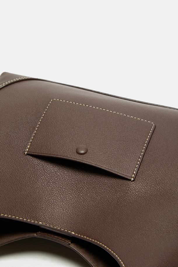 세느 이지 숄더 28은 여성용 미디엄 사이즈 숄더백으로, 라미네이팅 가죽과 혼방 소재로 제작되어 부드러운 텍스처와 감촉을 자랑합니다. 무지 디자인에 실버 하드웨어, D링, 참장식 부착 가능 디자인으로 클래식하고 미니멀한 스타일을 연출합니다. 스크래치 및 마모 방지 기능과 생활 방수가 가능하며, 내부 포켓 1개와 외부 포켓 1개, 그리고 크로스백으로도 활용할 수 있는 편리함을 갖췄습니다. 데이트룩, 쇼핑룩 등 일상에서 폭넓게 활용할 수 있는 베이직한 디자인의 가방입니다.
