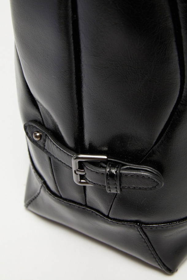 Hyper Zipper Shoulder 30 (하이퍼 지퍼 숄더 30)은 미니멀, 시크, 클래식 스타일을 추구하는 여성들을 위한 숄더백입니다. 검은색 나일론 소재로 제작되어 튼튼하며, 사각 모양에 지퍼 디자인으로 포인트를 주었습니다. 30 사이즈의 미디엄 크기로, 출근룩에 적합하며 수납 기능을 갖춰 실용적입니다. 숄더 스트랩과 지퍼형 잠금 방식이 특징이며, Hyper Zipper (하이퍼 지퍼) 시리즈의 제품입니다.
