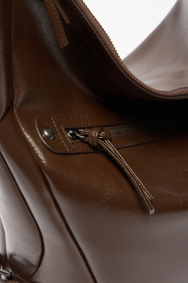 Hyper Zipper Shoulder 30 (하이퍼 지퍼 숄더 30)은 여성용 숄더백입니다. 브라운 컬러의 미디엄 사이즈 사각 숄더백으로, 무지 패턴의 합성가죽 소재로 제작되었습니다. 지퍼형 잠금 방식과 지퍼 디자인 장식이 특징이며, 숄더 스트랩으로 어깨에 편안하게 멜 수 있습니다. 오피스룩, 모임룩, 데이트룩 등 다양한 TPO에 클래식, 미니멀, 시크 스타일로 연출하기 좋습니다. 사이즈 조절이 가능하여 실용성을 더했습니다.
