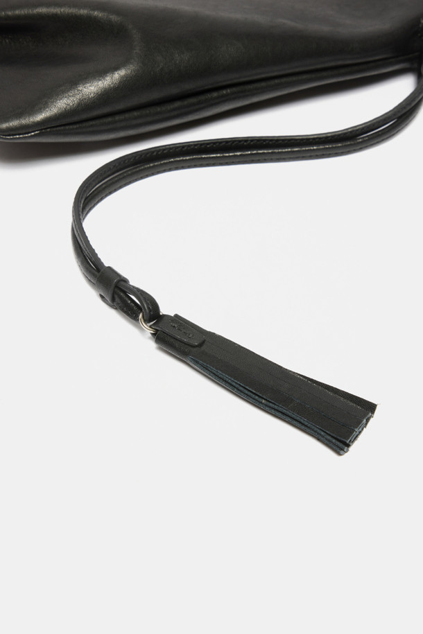 Faugeres 태슬 숄더 33은 여성용 숄더백입니다. 블랙 컬러의 가죽 소재로 제작되었으며, 미디엄 사이즈의 사각형 쉐입을 갖추었습니다. 무지 패턴에 태슬 장식이 포인트로 더해져 클래식, 미니멀, 시크 스타일을 연출합니다. 지퍼형 잠금 방식으로 내용물을 안전하게 보관할 수 있으며, 숄더 스트랩이 있어 오피스룩에 편안하게 코디할 수 있습니다. 일상용으로 활용하기 좋은 디자인입니다.
