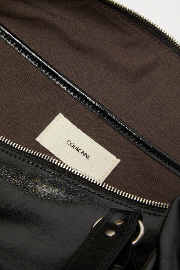 "Hyper 지퍼 숄더 39"는 부드러운 촉감과 자연스러운 광택이 돋보이는 레드 컬러의 여성 숄더백입니다. 13인치 미디엄 사이즈의 소가죽 소재로 제작되었으며, 입체적인 사각 디자인에 지퍼 디테일이 더해져 어반 스타일을 연출합니다. 더블 핸들 및 숄더 스트랩으로 다양한 연출이 가능하며, 넉넉한 수납공간과 태블릿 수납 기능으로 실용성을 높였습니다. 내부에는 오픈 포켓 1개와 지퍼 포켓 1개가 있어 소지품을 효율적으로 정리할 수 있으며, 출근룩과 모임룩에 클래식, 미니멀, 시크한 무드를 더해줍니다.
