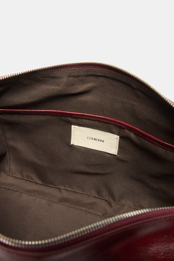 Hyper Zipper Shoulder 39 (하이퍼 지퍼 숄더 39)는 부드러운 소가죽 소재로 제작된 여성용 미디엄 사이즈 숄더백입니다. 모던하고 도시적인 무드를 연출하며, 레드 컬러와 무지 패턴이 세련된 감각을 더합니다. 세련된 디자인의 실버 하드웨어 지퍼 장식과 모던한 곡선 실루엣이 특징이며, 13인치 태블릿 수납이 가능합니다. 내부에는 태블릿을 안전하게 보호할 수 있는 공간과 내부 포켓, 지퍼 포켓이 있어 실용성을 높였으며, 출근룩과 모임룩에 활용하기 좋아 미니멀, 클래식, 시크 스타일을 즐겨 입는 분들께 추천합니다.
