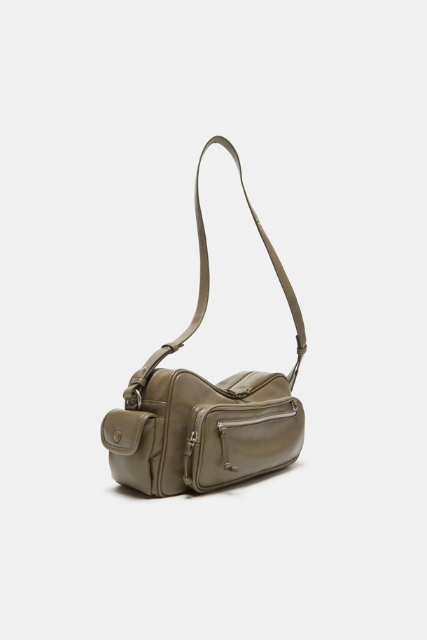 "하이퍼 지퍼 숄더 33"은 트렌디한 어반 무드를 연출하는 여성 숄더백입니다. 부드러운 합성가죽 소재에 실버 컬러와 무지 패턴으로 미니멀한 스타일을 강조했습니다. 자연스러운 주름 실루엣과 지퍼, 실버 하드웨어 장식이 세련된 포인트를 더하며, 33 사이즈로 넉넉한 수납 공간을 제공합니다. 숄더/크로스 2way 기능과 길이 조절 가능한 스트랩으로 실용성을 높였으며, 다수의 포켓(메인 앞 포켓 1개, 앞 지퍼 포켓 1개, 내부 오른쪽 포켓 1개)으로 소지품을 편리하게 정리할 수 있습니다. 캐주얼 룩에 특히 잘 어울리는 데일리 백입니다.
