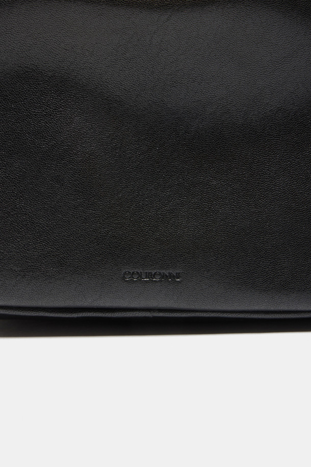 Hyper Zipper Shoulder 18 (하이퍼 지퍼 숄더 18)은 여성용 숄더/크로스/토트백으로, 캐주얼과 모던 스타일을 모두 만족시키는 가방입니다. 부드럽고 가벼운 합성가죽 소재에 무지 패턴, 사각 형태와 미디엄 사이즈로 제작되었으며, 자연스러운 주름 실루엣이 특징입니다. 지퍼 잠금 방식과 멀티 포켓 스타일, 탈부착 및 길이 조절 가능한 스트랩을 통해 실용성을 높였습니다. 넉넉한 수납공간(메인 포켓 1개, 앞면 지퍼 포켓 1개, 내부 오픈 포켓 1개, 물병 홀더 1개)으로 일상생활에서 편리하게 사용할 수 있습니다. 블랙과 실버 두 가지 색상으로 만나보세요.
