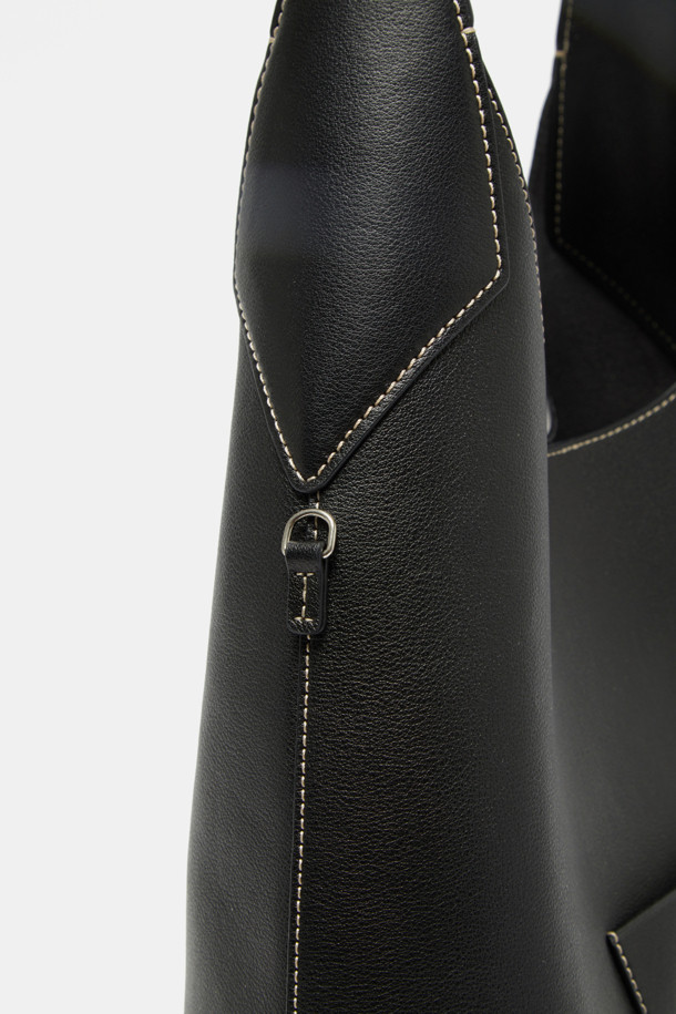 세느 이지 숄더 35는 여성용 가방으로, 미니멀한 스타일을 추구하는 분들을 위한 제품입니다. 라미네이트 가죽, 혼방 원단, 필름코팅 천연가죽 소재를 사용하여 부드러운 촉감과 스크래치 방지 기능을 갖췄습니다. 실버 하드웨어와 무지 패턴이 조화롭게 어우러져, 출근룩과 모임룩에 모두 잘 어울립니다. 15인치 노트북 수납이 가능하고, 숄더백과 크로스백으로 활용할 수 있으며, D링 디자인 장식과 형태 유지 기능이 특징입니다. 내부 포켓 1개와 외부 포켓 1개, 분리형 내부 보드가 있어 실용성을 더했습니다.
