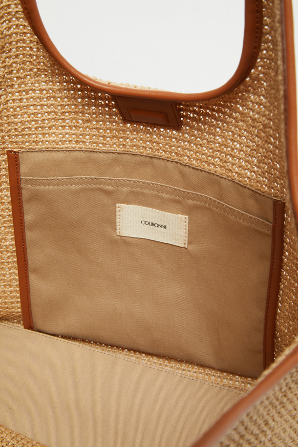 Seine Easy Shoulder 43 Raffia는 라지 사이즈의 여성 숄더백으로, 자연스러운 느낌의 Natural 컬러 라피아 소재와 합성가죽의 조화가 돋보입니다. 반원 모양에 무지 디자인으로, 15인치 노트북, 아이폰, 아이패드, 맥북 프로 등 다양한 소지품을 수납할 수 있으며, 마그네틱형 잠금 방식으로 편리하게 사용할 수 있습니다. 가볍고 방수 기능이 있으며 내부 포켓과 탈부착 가능한 보드를 갖춰 실용성을 더했습니다.
