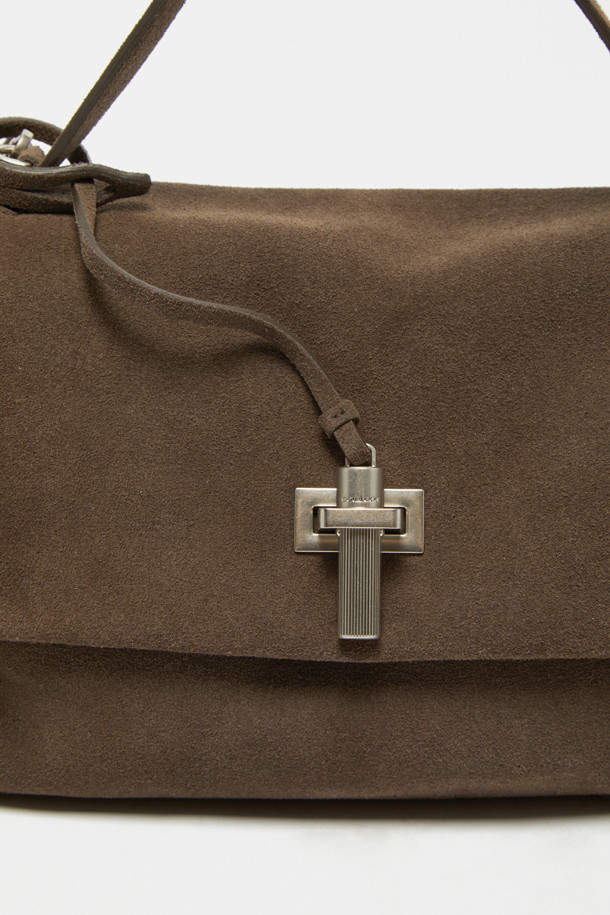 Fermier Tote 27 (페르미에 토트 27)은 여성스러운 스타일을 강조하는 미디엄 사이즈 토트백입니다. 브라운과 실버 컬러로 제공되며, 소가죽, 스웨이드, 합성가죽 소재를 사용하여 고급스러움을 더했습니다. 사각 형태에 스크류 장식을 더해 모던하고 캐주얼한 무드를 연출하며, 3단 수납공간, 내부 지퍼 포켓 1개, 내부 오픈 포켓 1개, 외부 후면 오픈 포켓 1개로 실용성을 높였습니다. 탈부착 가능한 스트랩과 사이즈 조절 기능으로 토트백, 숄더백, 크로스백 등 3-way 스타일링이 가능하여 출근룩과 모임룩에 모두 잘 어울립니다.
