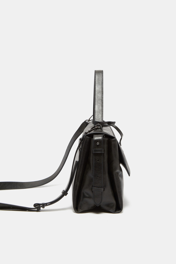 Fermier Tote 33 (페르미에 토트 33)은 여성 고객을 위해 디자인된 미디엄 사이즈의 토트백입니다. 블랙 컬러의 소가죽과 스웨이드 소재로 제작되었으며, 버클과 스크류 장식으로 포인트를 더했습니다. 숄더, 크로스, 토트 세 가지 방식으로 연출 가능하며, 주름 엠보싱 가죽과 광택감 있는 마감이 특징입니다. 3칸 구조, 내부 지퍼 포켓, 내부 및 외부 오픈 포켓을 갖춰 수납력을 높였으며, 조절 가능한 핸들과 탈부착 가능한 크로스 스트랩으로 편의성을 더했습니다. 클래식, 미니멀, 시크 스타일을 추구하는 고객에게 오피스룩, 비즈니스 캐주얼, 모임룩에 모두 잘 어울리는 아이템입니다.
