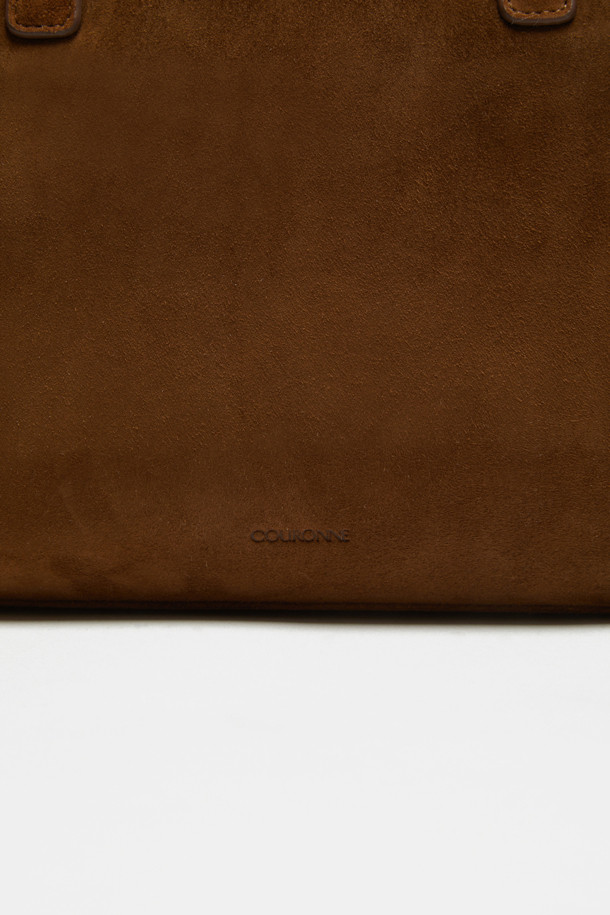 Due Tote 29 (Suede)는 부드러운 스웨이드와 가죽 소재로 제작된 여성용 미디엄 사이즈 토트백입니다. 블랙, 브라운, 다크 브라운 3가지 색상으로 출시되었으며, 사각 모양에 지퍼 잠금 방식을 갖추었습니다. 탈부착 가능한 스트랩과 넉넉한 수납공간, 아이폰/아이패드/맥북 수납이 가능하며, 3-way 스타일링, 내부 오픈 포켓 2개, 내부 지퍼 포켓 1개, 외부 오픈 포켓 1개로 실용성을 더했습니다. 심플, 클래식, 모던한 디자인으로 일상에서 폭넓게 활용할 수 있습니다.
