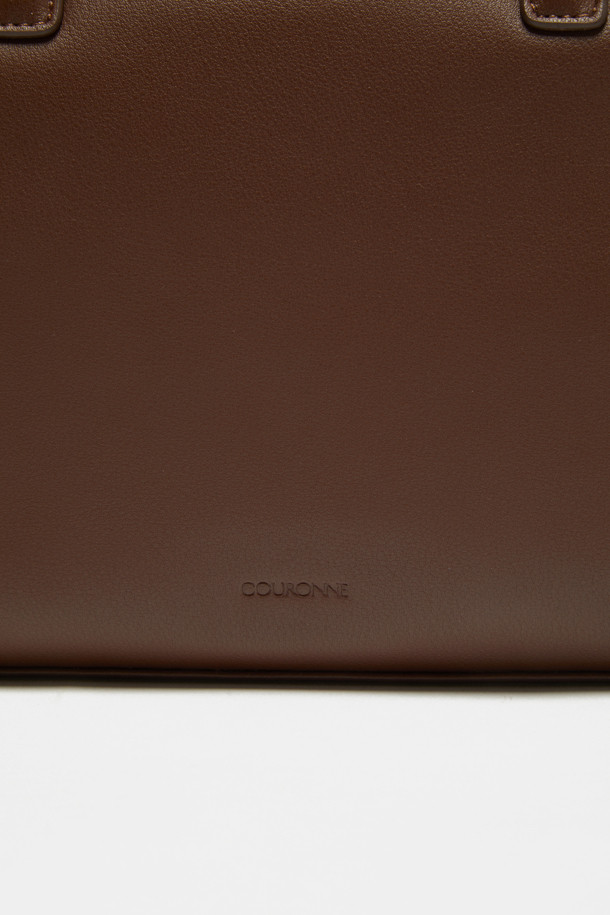 Due Tote 29 (Laminated Leather)는 여성용 미디엄 사이즈 토트백으로, 다크브라운, 블랙, 브라운 세 가지 색상으로 만나볼 수 있습니다. 스웨이드와 라미네이티드 레더 소재에 실버 하드웨어 장식이 돋보이며, 29cm 크기로 11인치 디바이스 수납이 가능합니다. 탈부착 스트랩, 지퍼형 잠금 방식, 3-way 스타일링, 내부 오픈 포켓 2개, 내부 지퍼 포켓 1개, 외부 뒷면 오픈 포켓 1개 등 실용적인 기능으로 일상에서 활용하기 좋습니다.
