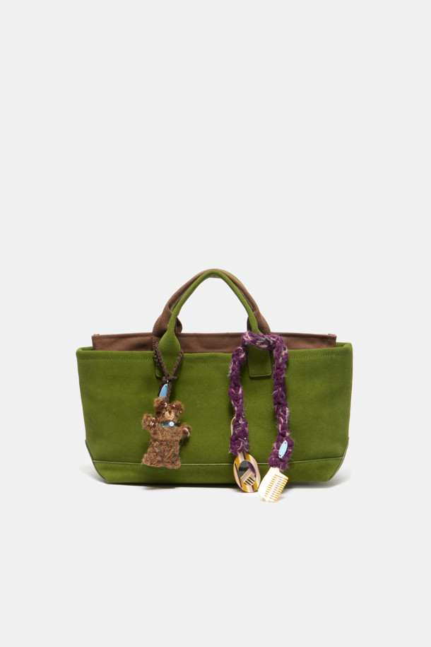 세느 이지 토트 45 스웨이드는 미니멀하고 베이직한 스타일의 여성용 토트백입니다. 부드러운 그린 컬러의 스웨이드 소재로 제작되었으며, 미디엄 사이즈의 사각 쉐입으로 넉넉한 수납 공간을 제공합니다. 13인치 아이패드 수납이 가능하며, 분리형 내부 보드와 내부 우측 포켓이 있어 소지품을 효율적으로 정리할 수 있습니다. 오픈형 디자인으로 편리하게 사용할 수 있으며, 일상에서 활용하기 좋은 실용적인 가방입니다.
