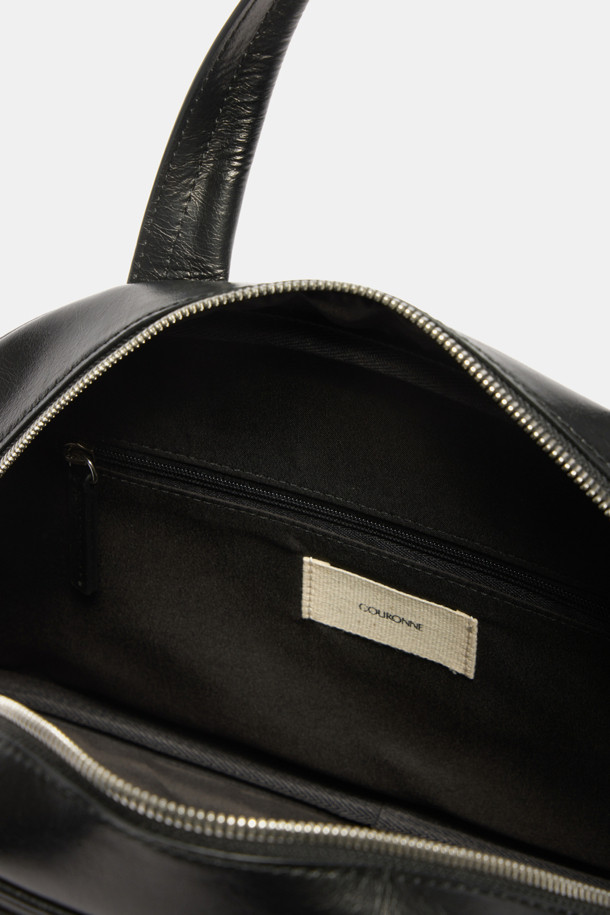 Buttony Tote 33 (버터니 토트 33)은 여성용 가방으로, 미디엄 사이즈의 블랙 컬러 가죽 토트백입니다. 클래식하고 미니멀한 스타일을 추구하며, 시크한 분위기를 연출합니다. 사각형 모양에 버클 디테일로 포인트를 주었으며, 손잡이와 숄더 스트랩이 있어 다양한 연출이 가능합니다. 오피스룩, 비즈니스 캐주얼, 모임룩 등 TPO에 맞춰 활용할 수 있는 실용적인 가방입니다. 버클형 잠금 방식으로 소지품을 안전하게 보관할 수 있습니다.
