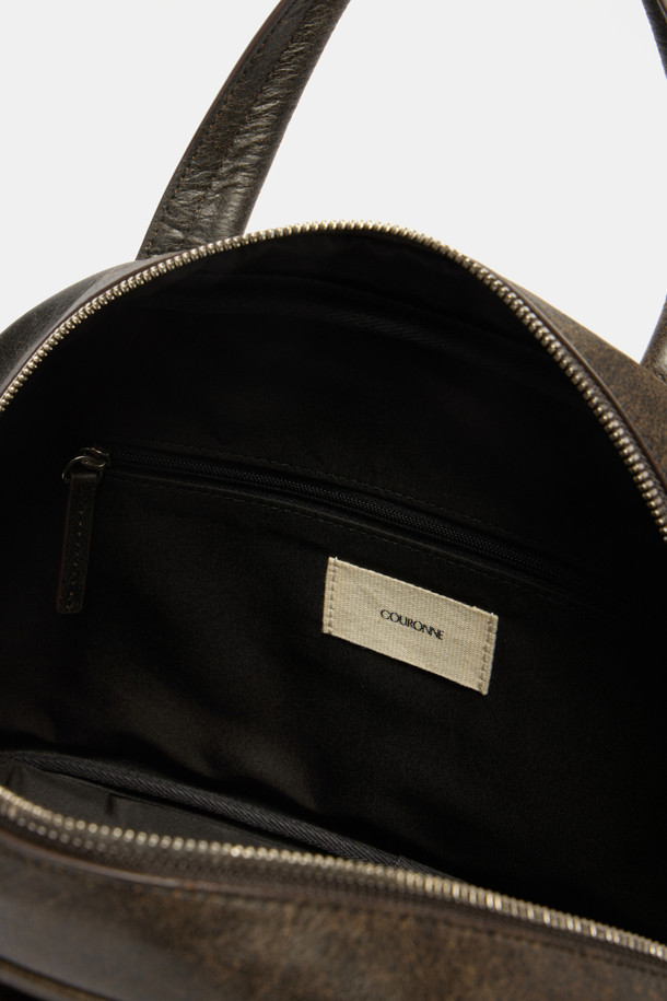 Buttony Tote 33 (버터니 토트 33)은 여성용 가방으로, 미디엄 사이즈의 블랙 가죽 토트백입니다. 심플한 무지 디자인에 버튼 장식이 포인트로 더해져 클래식, 미니멀, 시크한 스타일을 연출합니다. 숄더 스트랩과 손잡이가 있어 다양한 방식으로 활용 가능하며, 사각 형태로 제작되어 넉넉한 수납공간을 제공합니다. 오피스룩, 출근룩, 모임룩 등 다양한 TPO에 잘 어울리는 데일리 가방으로, 버튼형 잠금 방식으로 소지품을 안전하게 보관할 수 있습니다. Buttony Tote 33 시리즈는 당신의 세련된 스타일을 완성해 줄 것입니다.
