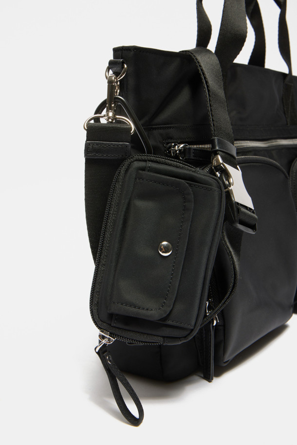 Mova(모바) 브리프케이스 41은 남녀 모두 사용할 수 있는 미디엄 사이즈의 사각 브리프케이스입니다. 방수 기능의 블랙 나일론 소재로 제작되었으며, 미니멀, 클래식, 시크한 스타일을 연출합니다. 15인치 노트북 수납이 가능하며, 3개의 독립적인 지퍼 포켓, 뒷면 마그네틱 포켓, 내부 3개의 오픈 포켓, 분리형 및 측면 미니 파우치 등 넉넉한 수납공간을 제공합니다. 실버 컬러 하드웨어와 지퍼형, 마그네틱형 잠금 방식으로 비즈니스 캐주얼, 출근룩, 해외 출장룩에 잘 어울리는 실용적인 아이템입니다.
